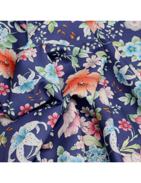 Satén azul de flores grandes