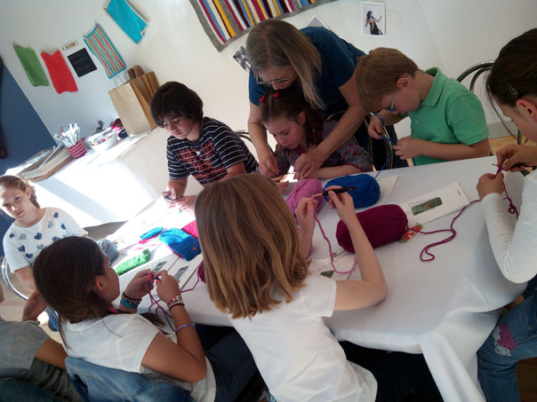 niños-aprender-a-hacer-ganchillo-costurea